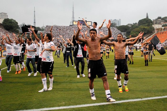 gazeta press-05122011-corinthians-festa-brasileirão-pacaembu-paulinho-fernando-dantas